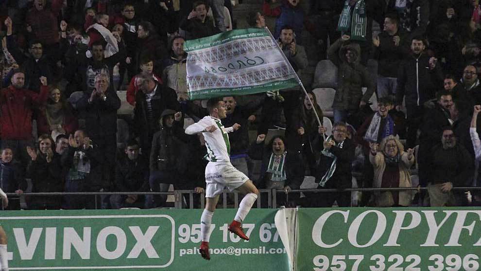 Guardiola celebra un gol ante el Lugo ante unas gradas abarrotadas