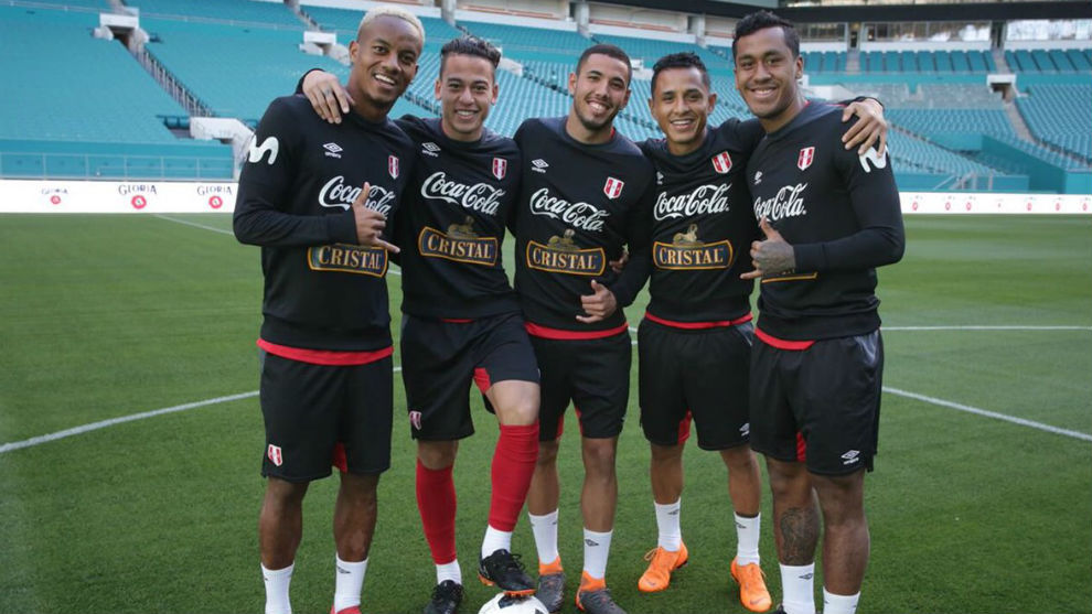 Varios jugadores peruanos posan en el estadio.