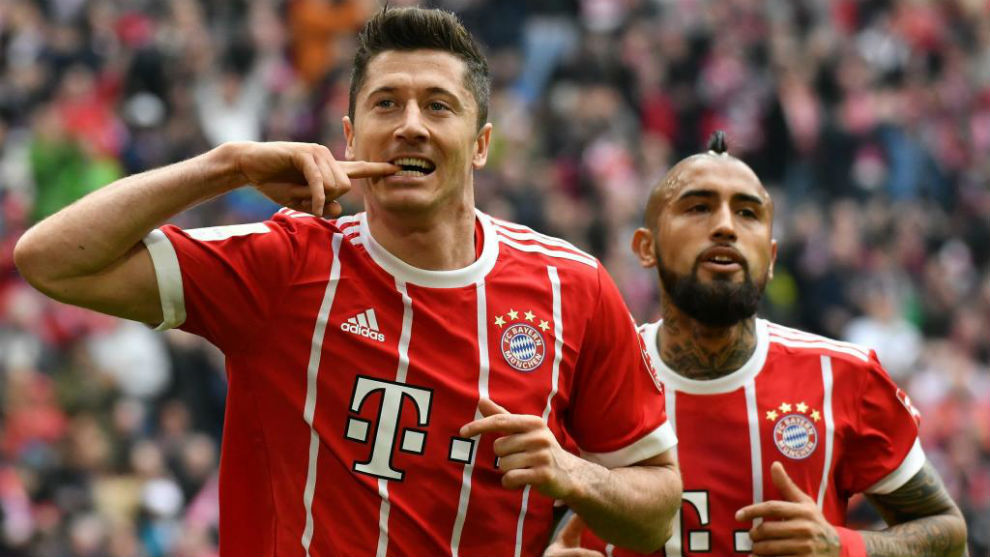 Lewandowski celebra un gol con el Bayern con Vidal al fondo