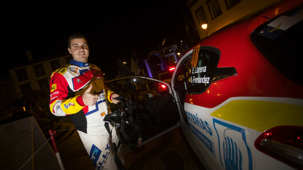 El piloto del Rally Team Spain, a las puertas de su Peugeot