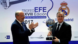 Florentino, recogiendo el premio que entre la Agencia EFE