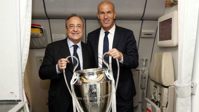 Florentino Prez y Zinedine Zidane al regreso de Cardiff.