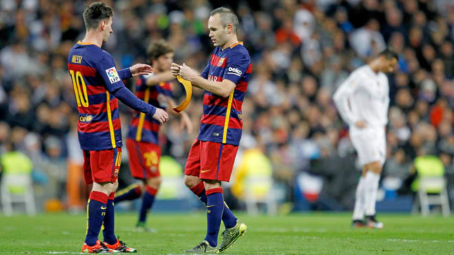 Iniesta entrega el brazalete de capitn a Messi.