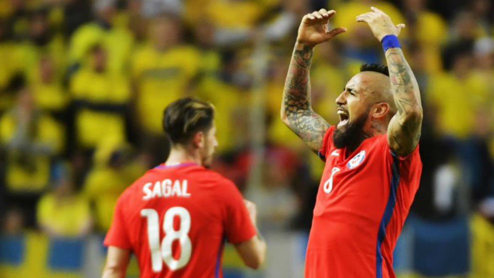 Vidal celebra el primer gol de Chile