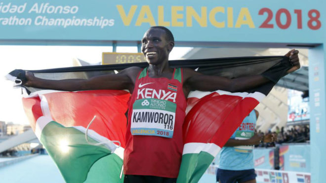 Geoffrey Kipsang Kamworor celebra su triunfo.