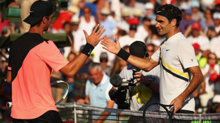 Roger Federer saluda a Thanasi Kokkinakis a la conclusin del...