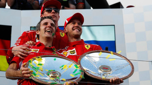 Iaki Rueda, junto a Vettel y Raikkonen hoy en el podio de Melbourne
