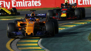 Alonso, con Verstappen detrs en el GP de Australia.