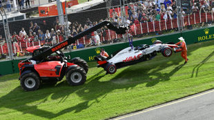 El coche de Grosjean es retirado de la pista.