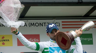 Alejandro Valverde besa su tercer trofeo como ganador de la Volta a...
