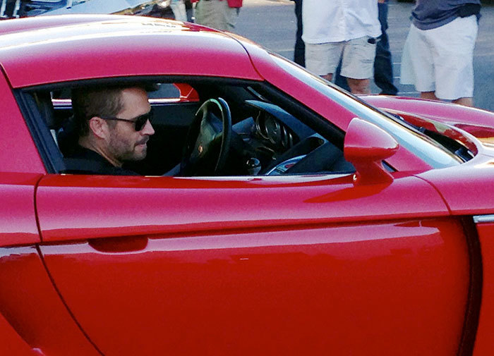 Paul Walker, 40 ans. L'acteur semble abandonner un événement caritatif. Quelques instants plus tard, sa Porsche s'écraserait sur un lampadaire en béton causant sa mort.