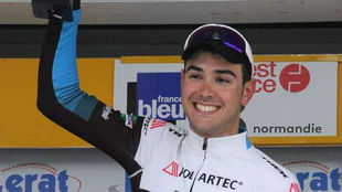 Matteo Moschetti tras una de sus victorias en la Vuelta a Normanda.