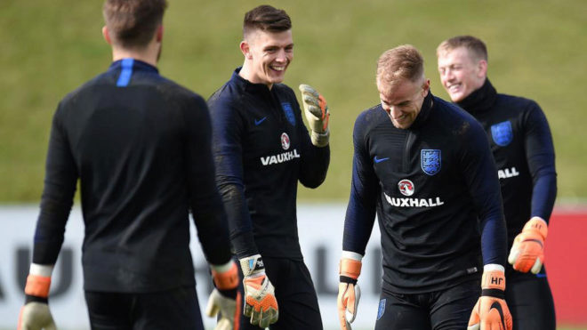 Hart y Butland bromean durante un entrenamiento de Inglaterra.