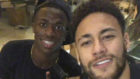 Vincius posa con Neymar en la casa del jugador del PSG en Brasil