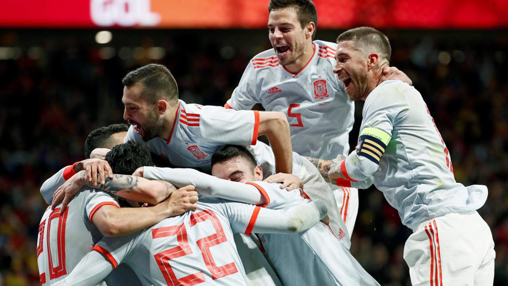España celebra uno de los goles de Isco a Argentina