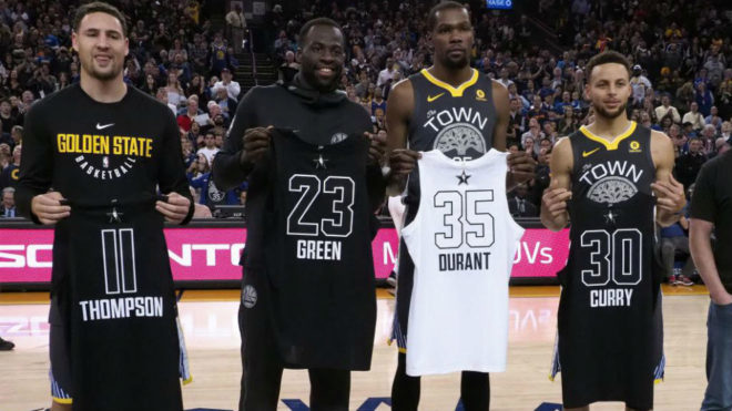 Klay Thompson, Draymond Green, Kevin Durant y Stephen Curry posan  con...