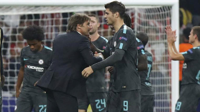 Conte y Morata se felicitan tras un triunfo del Chelsea.