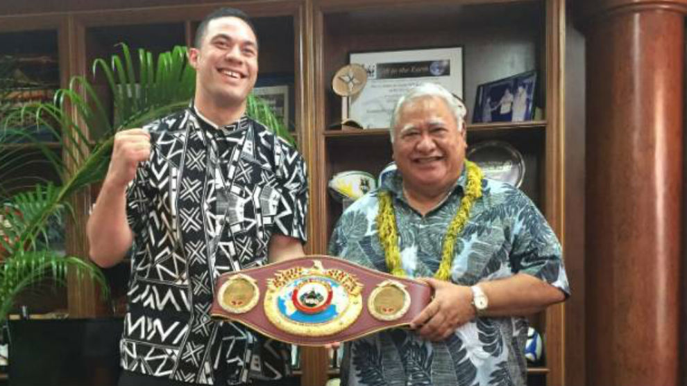 Parker, junto al primer Ministro de Samoa.