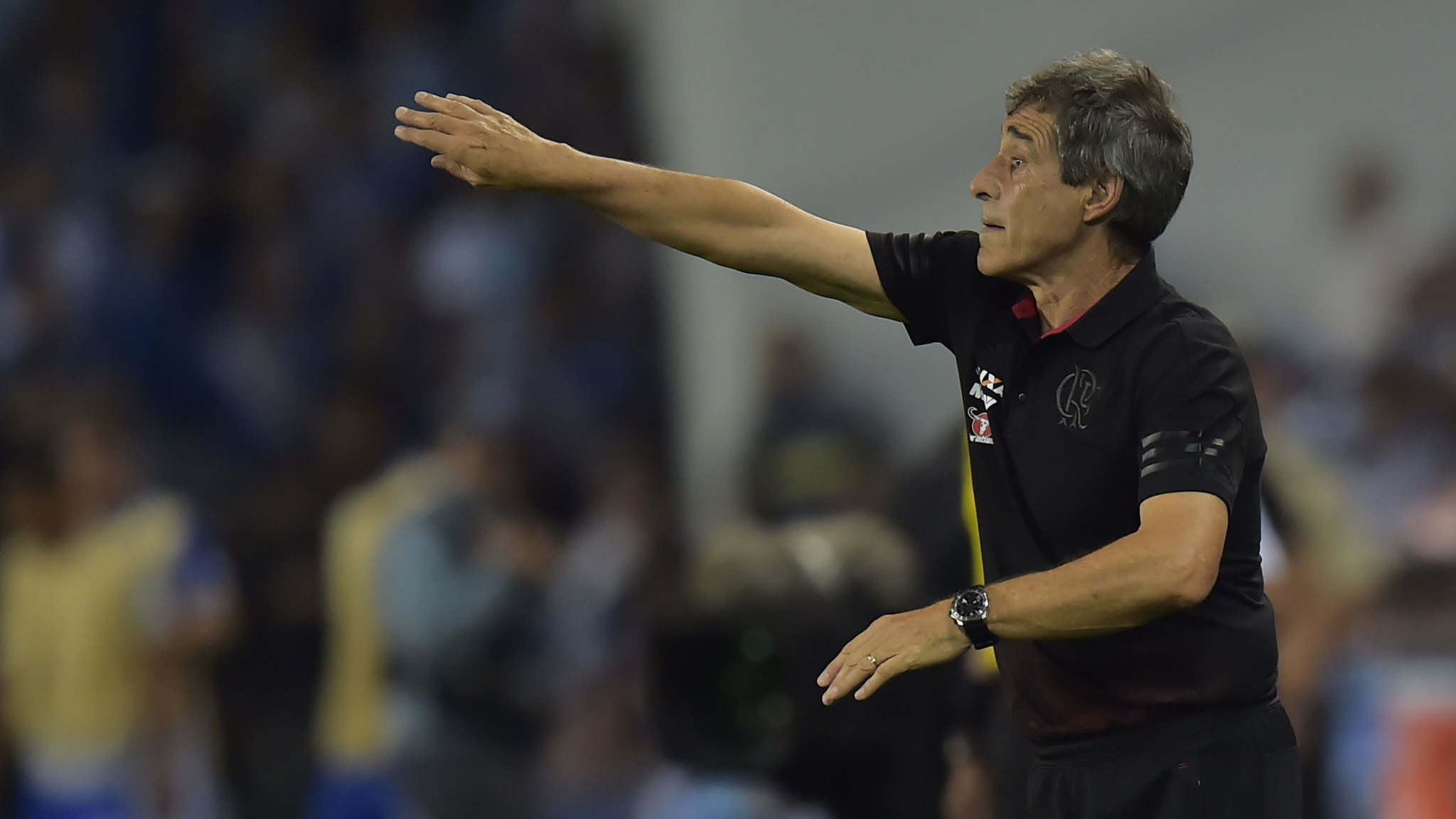 Carpegiani, ya exentrenador del Flamengo, durante un partido en la...