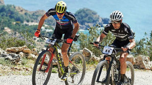 Carrasco y Zubero, durante la primera etapa de la Vuelta a Ibiza