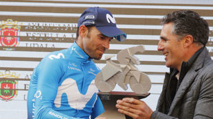 Valverde recibe el trofeo de manos de Indurain.