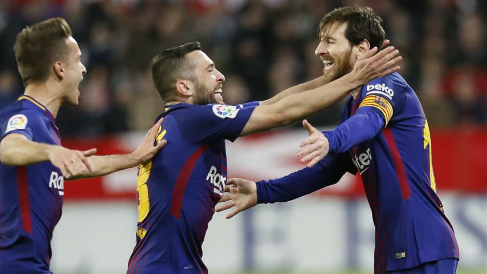 Denis Surez y Jordi Alba van hacia Messi para celebrar su gol ante...