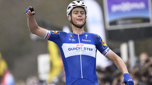 Niki Terpstra celebra su victoria en el Tour de Flandes