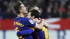 Denis celebra con Messi y Alba el gol del empate del Barcelona en el...