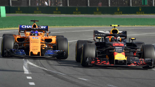 Max Verstappen y Fernando Alonso, batallando durante el GP de...