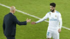 Isco y Zidane, a punto de chocar sus manos.