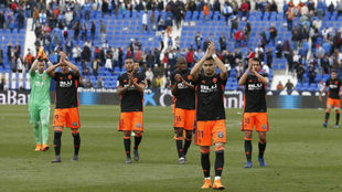 Los jugadores del  Valencia apaluden a la aficin en Butarque.