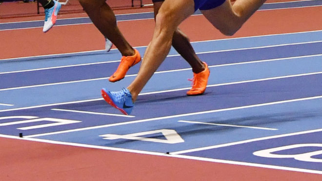 Varios atletas alcanzan la meta durante una competicin.