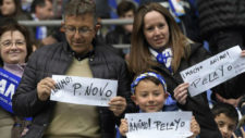 Aficionados del Oviedo muestran su apoyo a Pelayo el sbado en el...