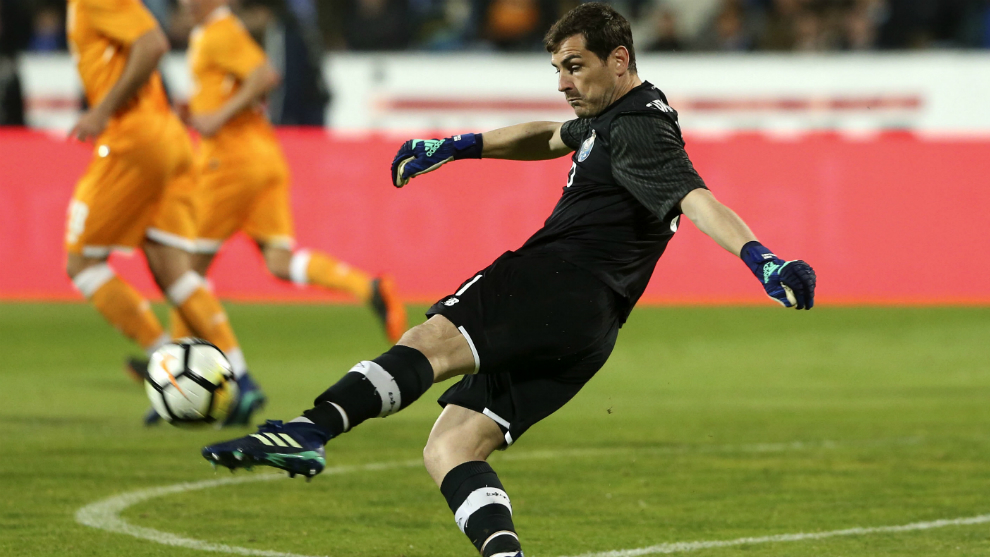 Casillas lanza el baln durante el partido frente a Belenenses.