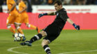Casillas lanza el baln durante el partido frente al Os Belenenses.