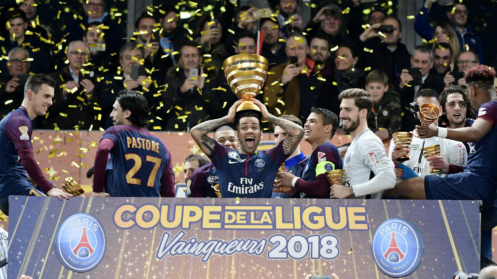 Dani Alves alza el trofeo de Copa de la Liga