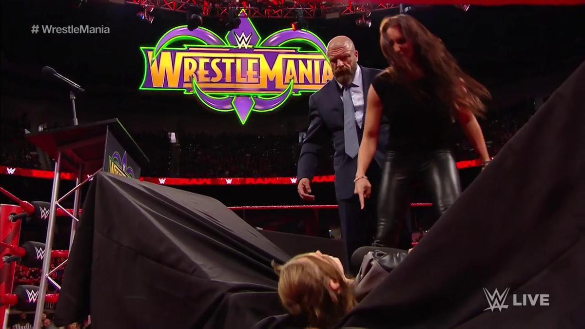 Stephanie McMahon tras lanzar contra una mesa a Stephanie McMahon