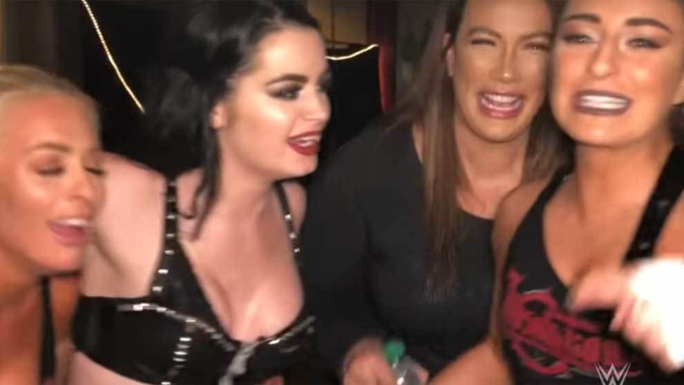 Paige durante su broma con Absolution en el RAW de la WWE