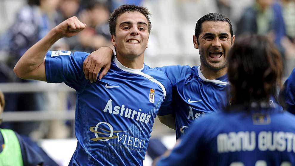 Pelayo celebra un gol con el Real Oviedo en el Carlos Tartiere en la...