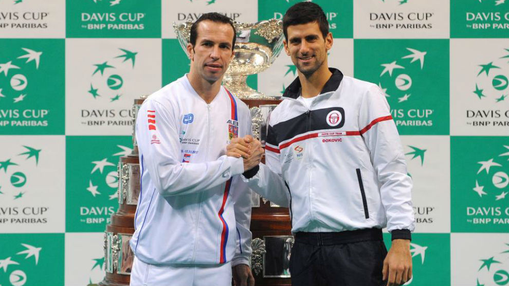 Stepanek saluda a Djokovic en una serie de Copa Davis