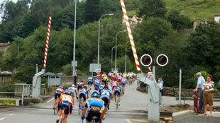 Varios ciclistas cruzan un paso a nivel en una imagen de archivo