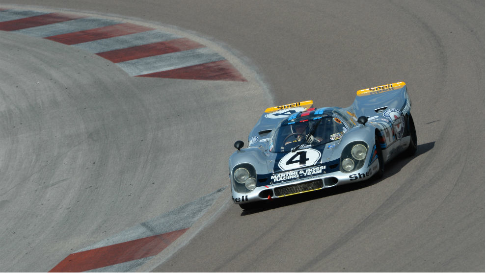 Un Porsche 917 con los colores de Martini.