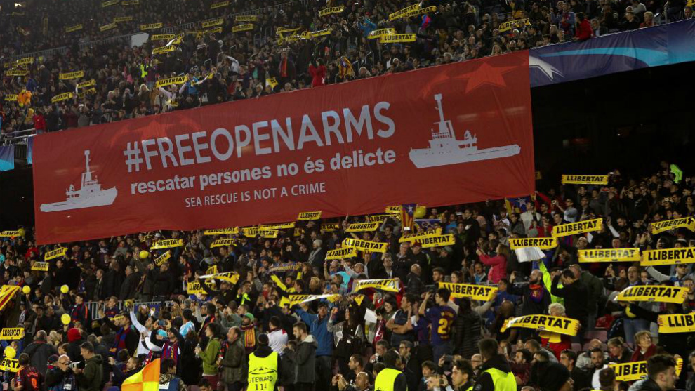 Pancarta a favor del rescate martimo en el Camp Nou.
