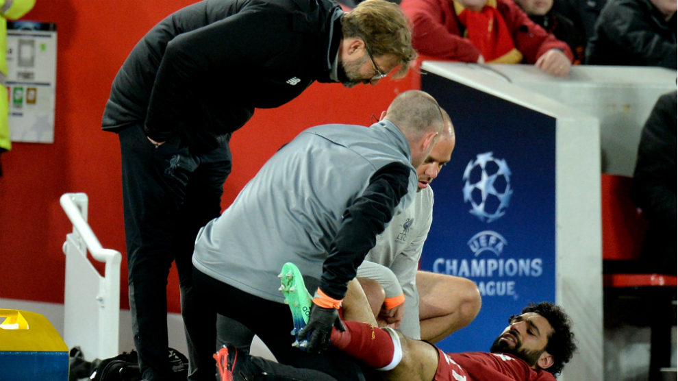 Salah se duele de su lesin ante la mirada de Klopp