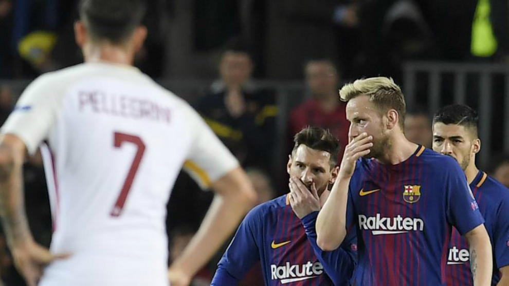 Rakitic y Messi hablan con Surez detrs.