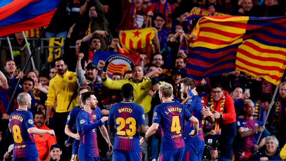 Los jugadores del Barcelona celebran un gol ante la mirada de su...