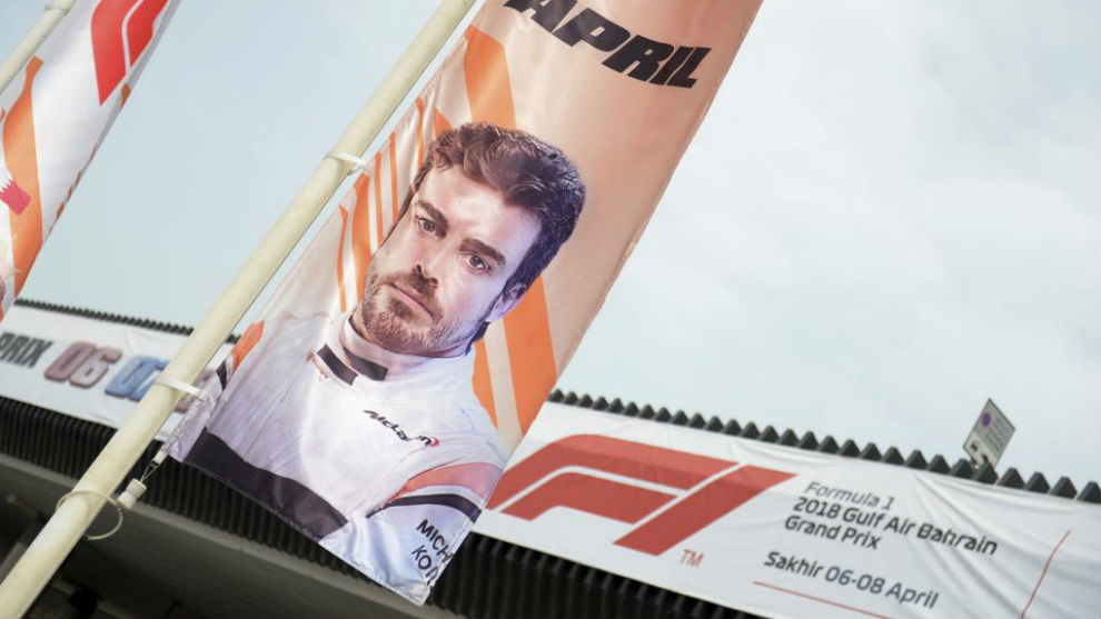 Banderas de acceso al circuito con la imagen de Fernando Alonso.