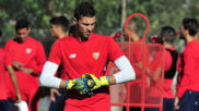 David Soria, en un entrenamiento del Sevilla.