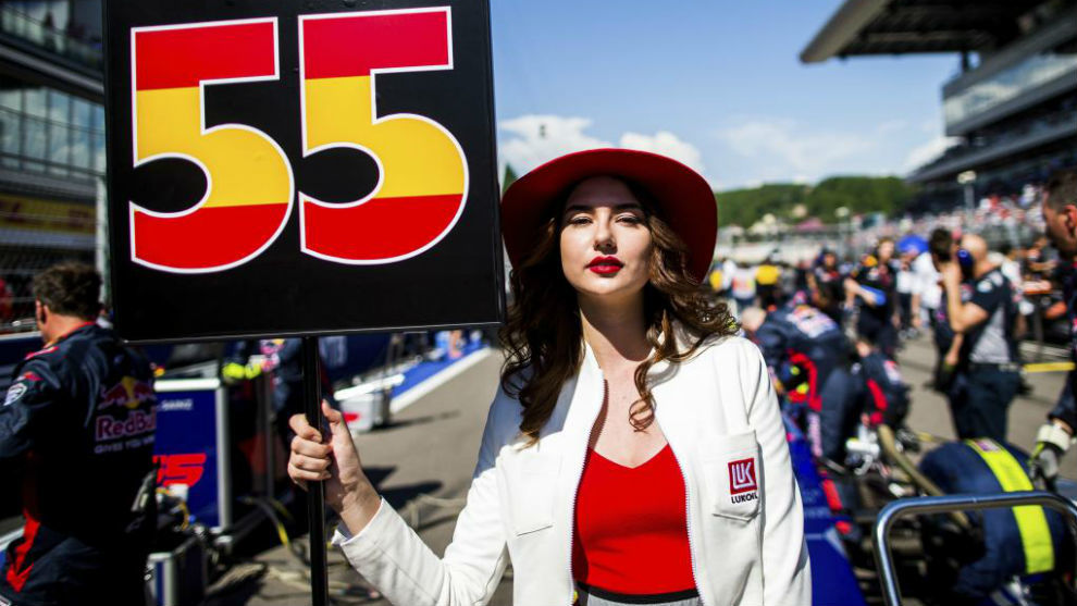 La &apos;grid girl&apos; de Carlos Sainz, durante el pasado Gran Premio de...