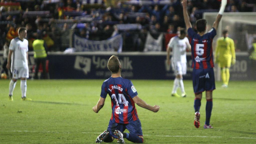 Los jugadores del Huesca celebran la victoria de la primera vuelta...